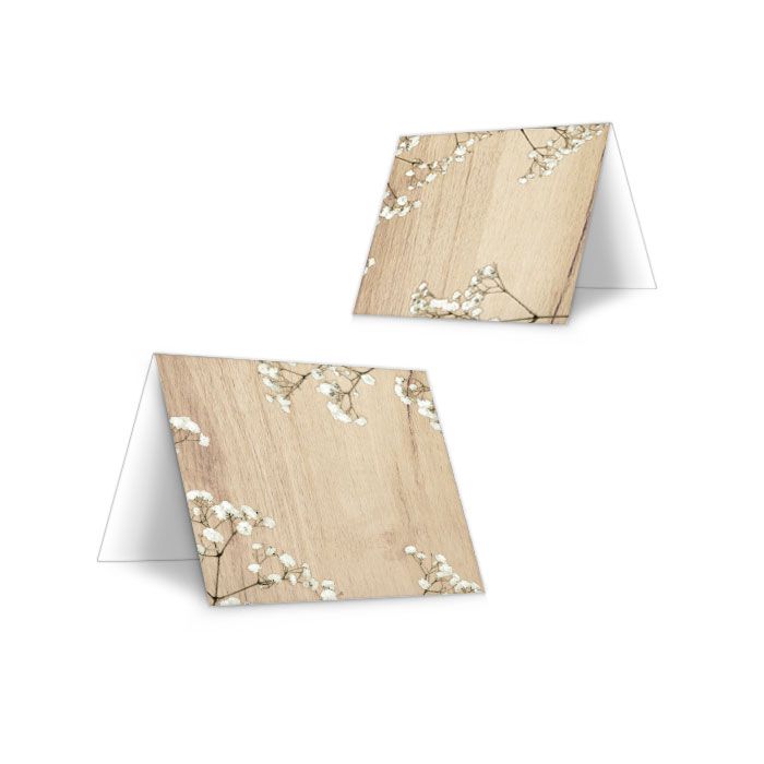 Tischkarten zur Hochzeit mit hellem Holz und Schleierkraut