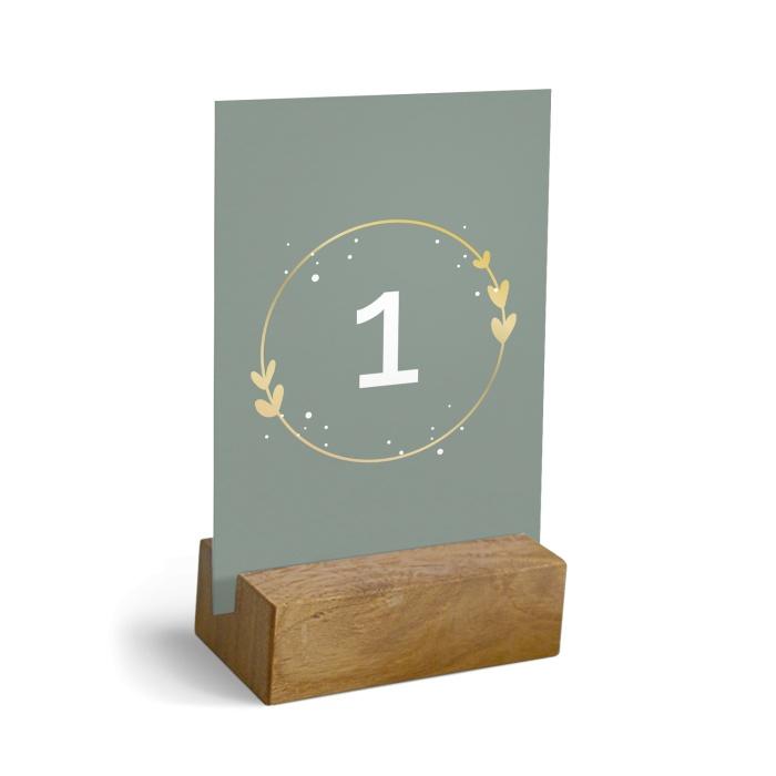 Tischnummern Karte zur Hochzeit im Holzaufsteller mit Emblem in Pastellgrün