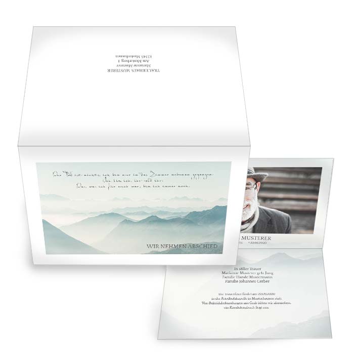Trauerkarte mit nebelverhangenen Bergmotiv