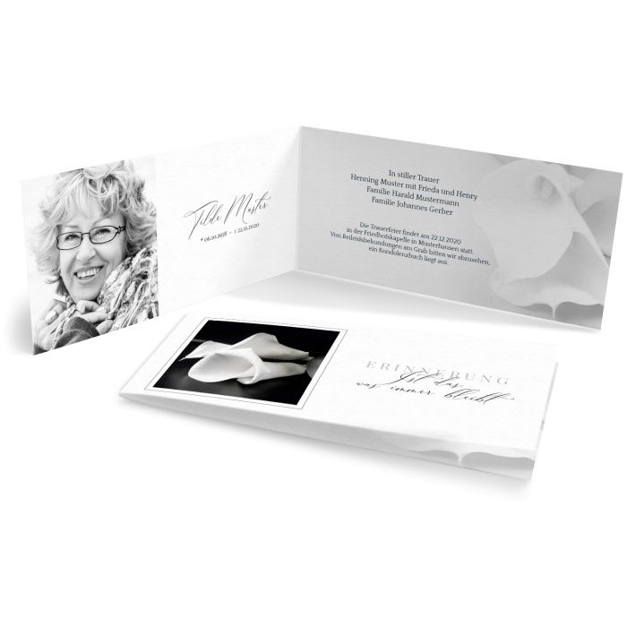 Klassische Trauerkarte mit Calla und Erinnerungsfoto