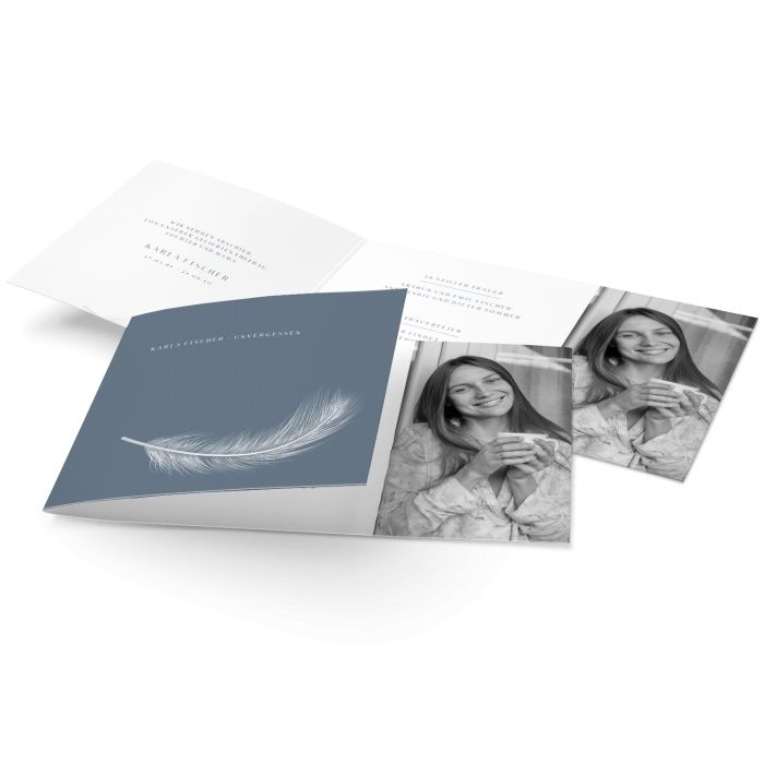 Moderne Trauerkarte mit weißer Feder in Graublau