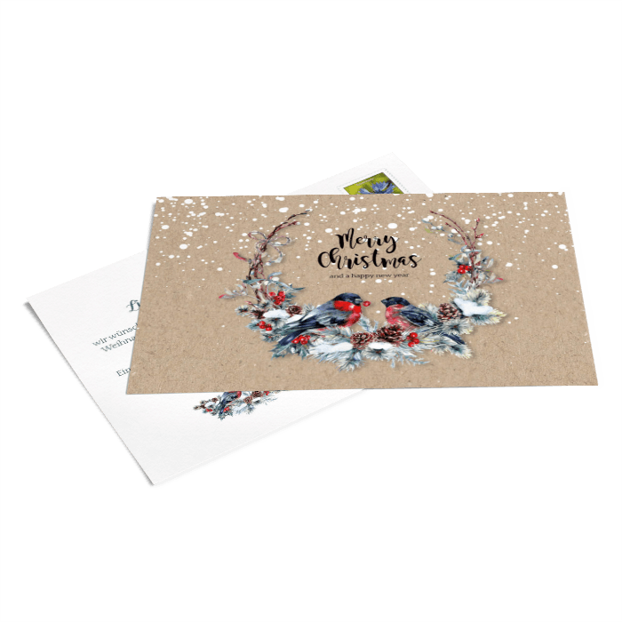 Weihnachtskarte mit verschneitem Tannenkranz und Rotkehlchen