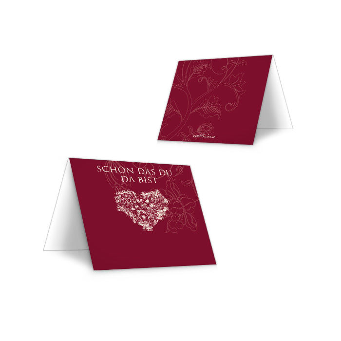 Romantische Tischkarte zur Hochzeit mit Herz in Bordeaux