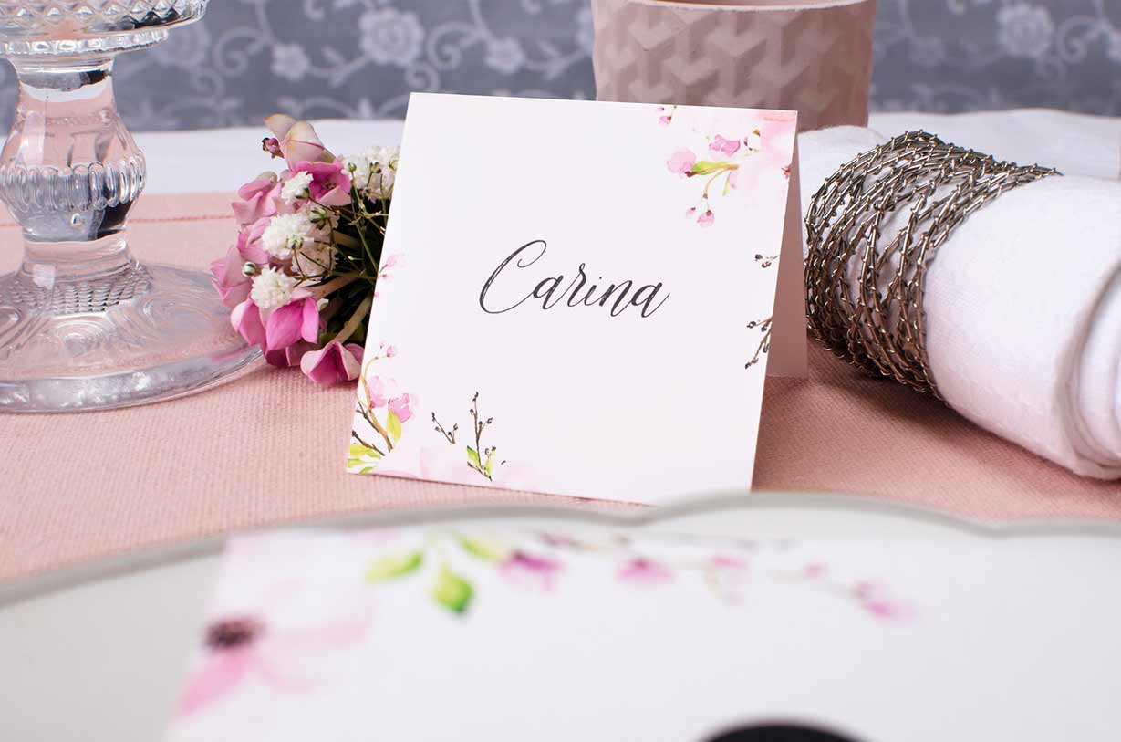 Tischkarte zur Hochzeit mit Aquarell Blumen und Kalligraphie der Serie Carina und Nikolas - carinokarten