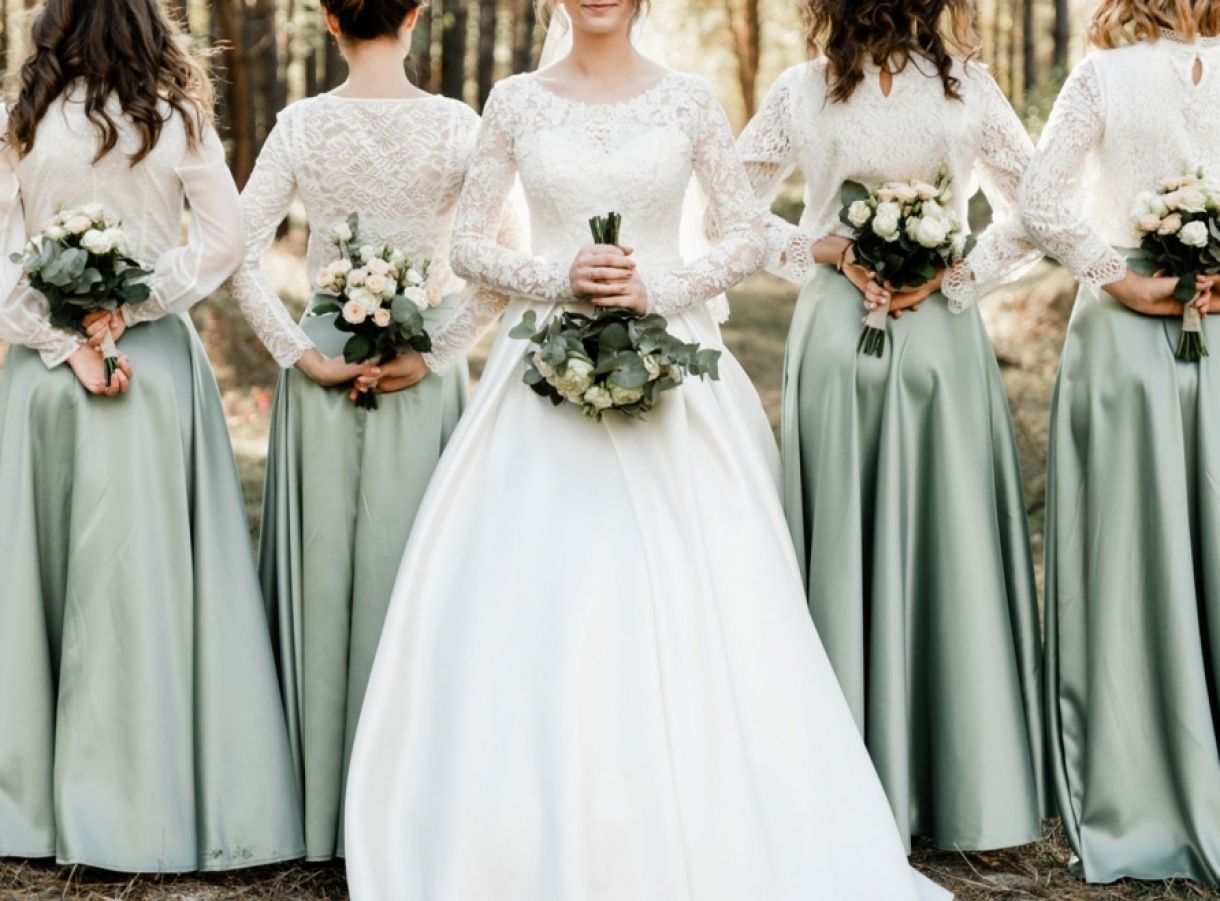 bride-and-bridesmaids-hold-bouquets-in-their-hands-and-behind-their-backs-wedding-bouquet-of-flowers-bridesmaids-wedding-dresses-freepik