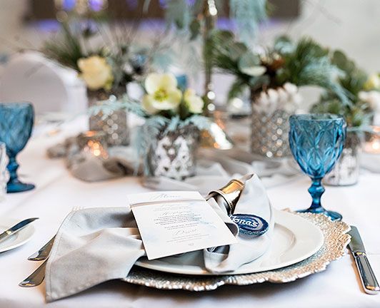 Tischdekoration zur Hochzeit mit blauem Farbkonzept