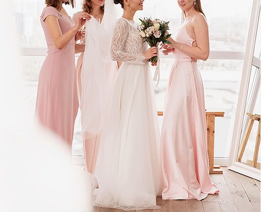Braut und Brautjungfern mit rosa Kleidern