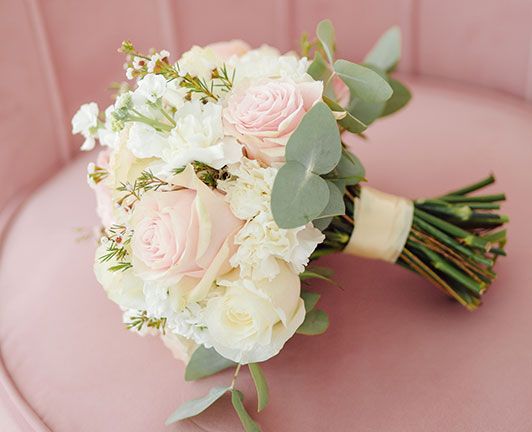Brautstrauß mit rosa und weißen Rosen