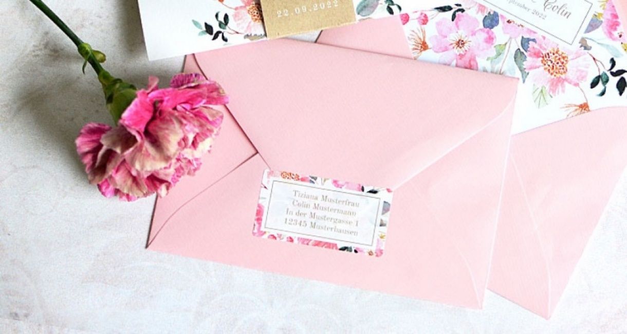 Floraler Adressaufkleber auf rosa Briefumschlag