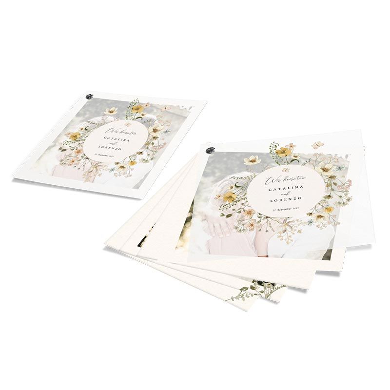 Romantische Einladung zur Hochzeit mit Wildblumen und Transparentpapier