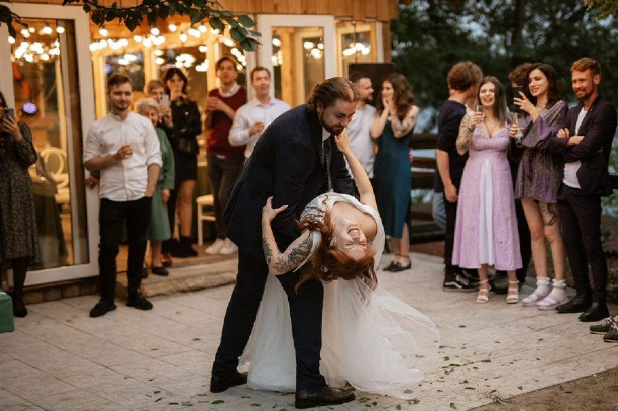the-first-wedding-dance-of-the-bride-and-groom