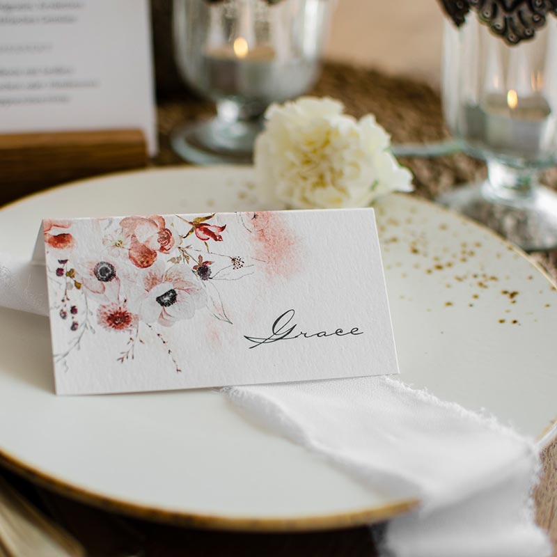 Boho Tischkarten zur Hochzeit mit roten Aquarellblumen